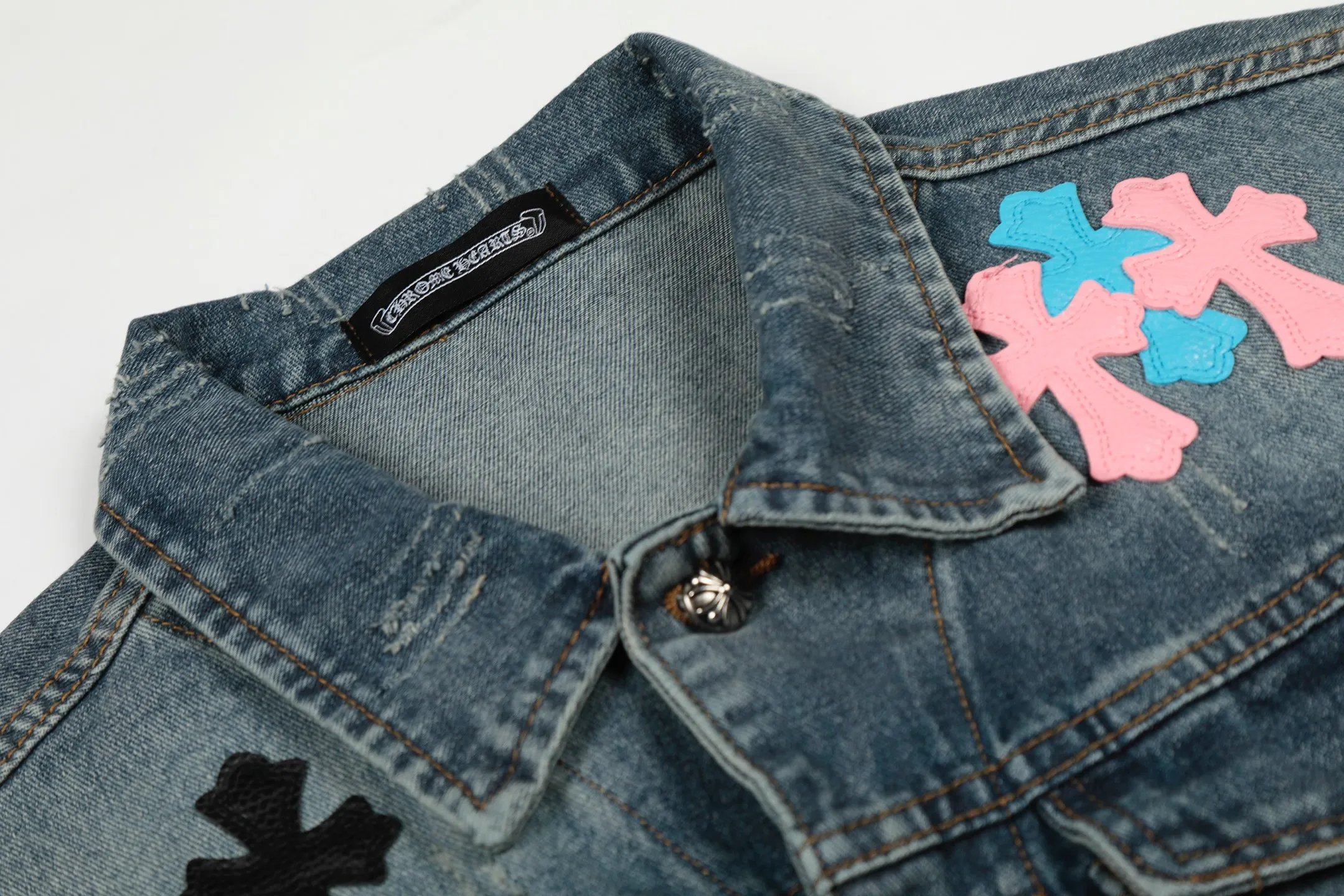 P270 💰 Chrome Hearts Chrome Hearts leather cross patch color leather embroidered shirt denim jacket OS version can be worn by both men and women! The fabric is made of twill gauze cotton fabric! The texture is clear and smooth, not easy to wrinkle or fade! The embroidery process is complex and repetitive. There are more than 20 leather labels. It takes 6 repeated embroidery steps to complete the back body. The requirements for the embroidery machine are very strict, and the distance is 45 cm! It won’t work if the spacing is too big, and it won’t work if it’s too small! We make clothes with care, and every detail must be restored one to one! The hardware is all carved and cast, and they are all genuine from the original factory! This piece of clothing consumes a lot of material, with more than 3 meters of material used for one piece of clothing! After the garment is made, it needs to be fixed at high temperature, washed at a water temperature of more than 70 degrees, and softened by adding softener to make the upper body softer and smoother! There is a flap on the sleeve that can be stored into short sleeves! Adapt it to that understanding Color: Blue Size: S-M-L-XL